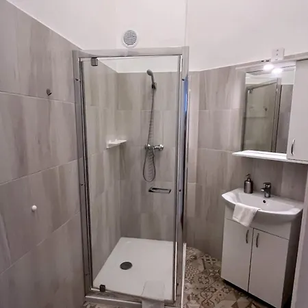 Apartment Ambrozia 2 *